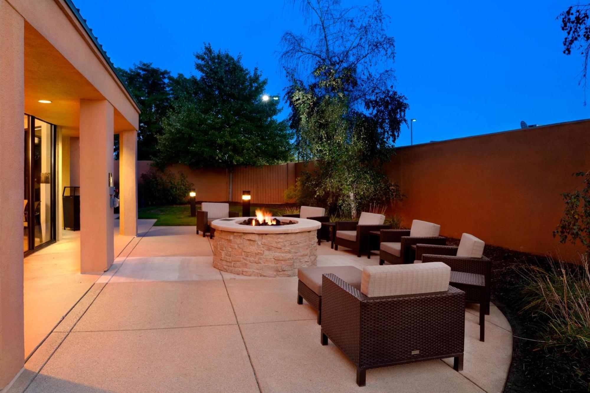 Courtyard By Marriott Kokomo Εξωτερικό φωτογραφία